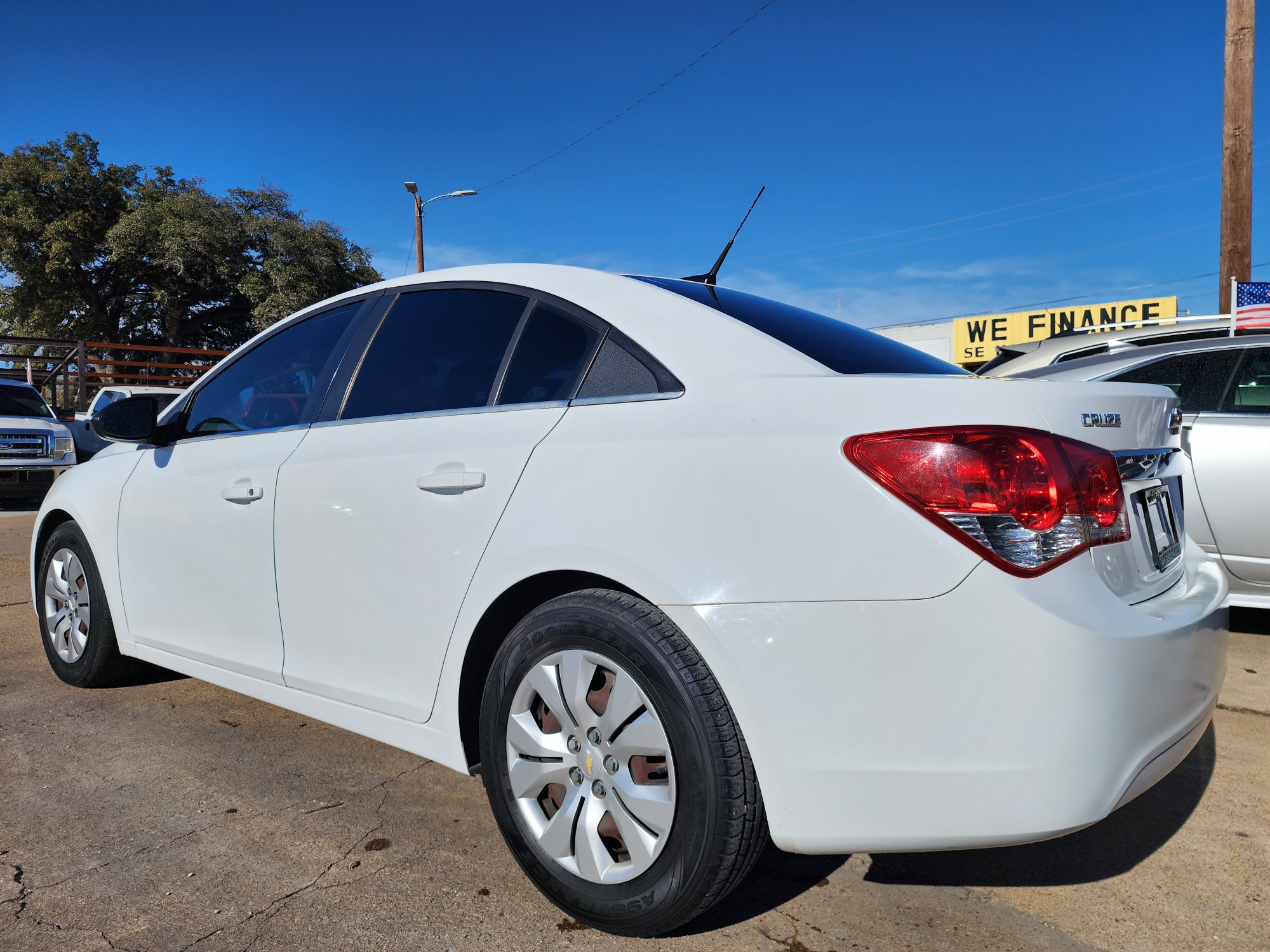 2012 WHITE Chevrolet Cruze 2LS (1G1PC5SH2C7) with an 1.8L L4 DOHC 16V FFV engine, 6-Speed Automatic transmission, located at 2660 S.Garland Avenue	, Garland, TX, 75041, (469) 298-3118, 32.885387, -96.656776 - Photo #5